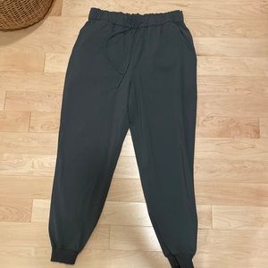 Lululemon forest green joggers. 10/EUC. Fall 2022.